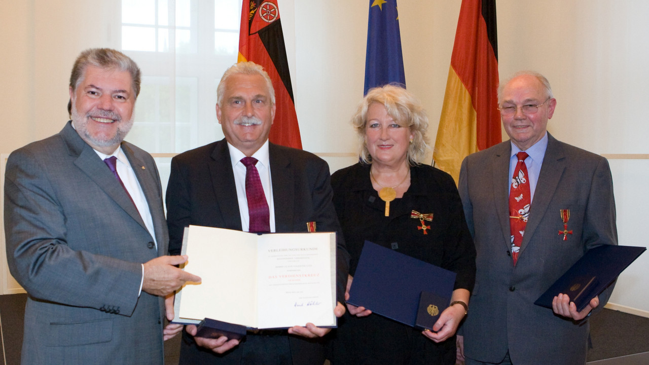 Ministerpräsident Beck mit den Ordensträgern; Bild: Pipprich