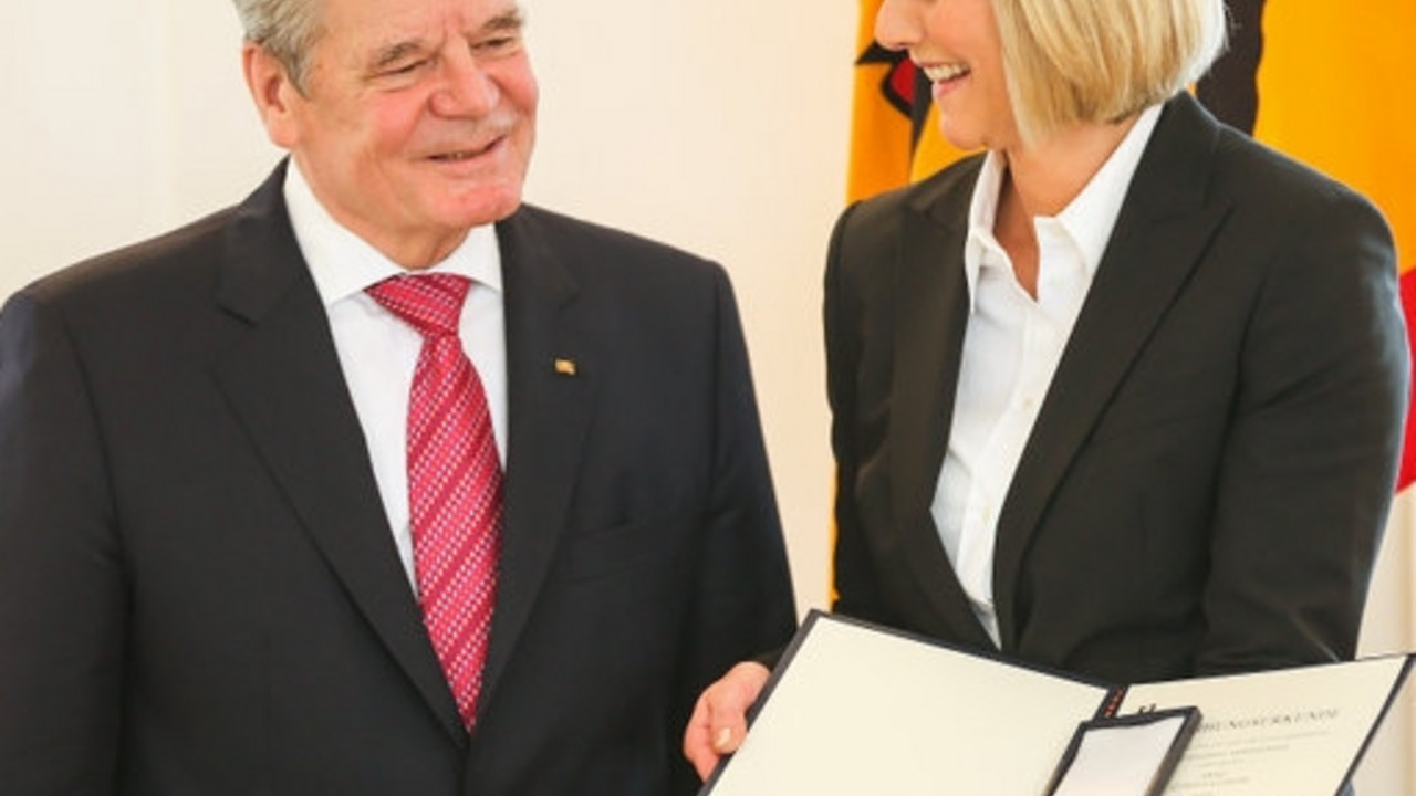 Bundespräsident Joachim Gauck verleiht das Bundesverdienstkreuz an Gundula Gause und Brigitte Frank; Bilder: dpa
