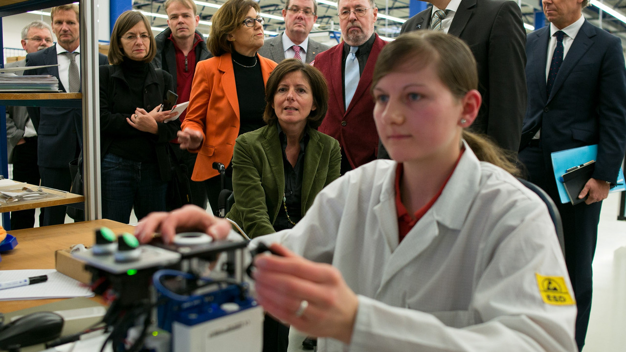 Interessante Einblicke gab es bei der Firma Mobotix in Langmeil. Bilder: Herbert Piel