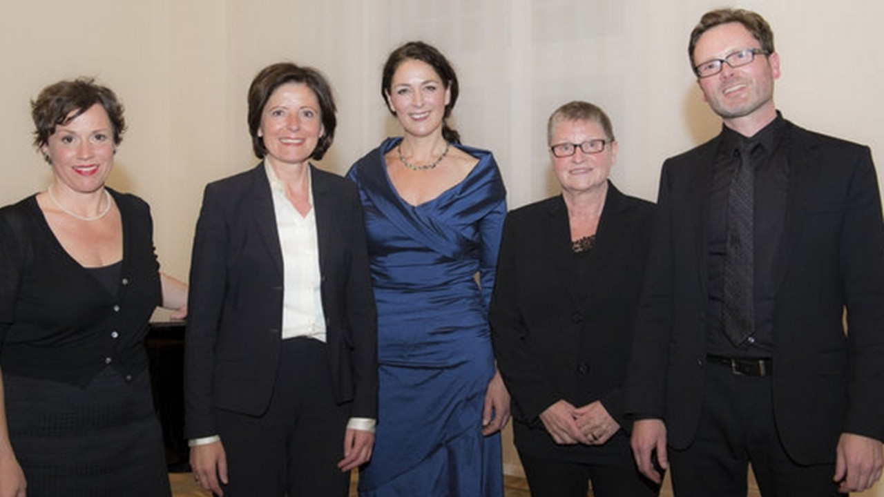 Ministerpäsidentin Malu Dreyer mit den Künstlern des Abends; Bild: Peter Pulkowski