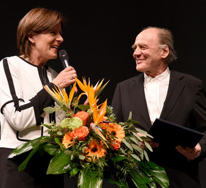 Malu Dreyer verleiht die Zuckmayer-Medaille an Bruno Ganz; Bild: Kristina Schäfer