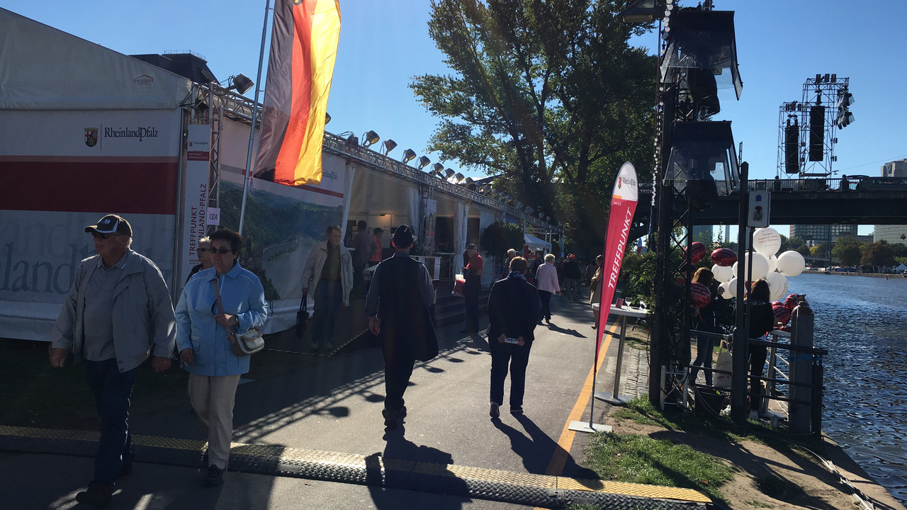 Der rheinland-pfälzische Pavillon auf dem Bürgerfest zum Tag der Deutschen Einheit 2015 in Frankfurt