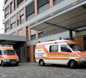 Krankenhauseinfahrt; Bild: dpa