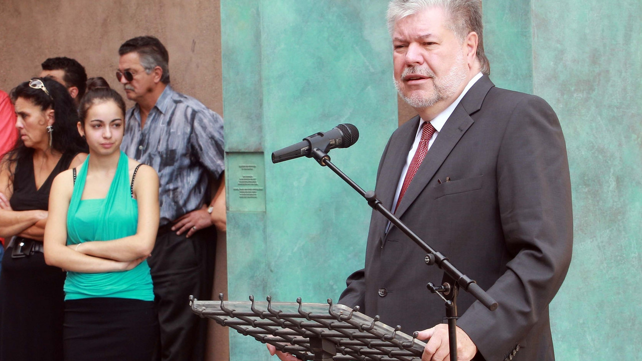 Ministerpräsident Kurt Beck bei der Einweihung der Gedenkstätte für Sinti und Roma in Trier; Bild: Friedemann Vetter / Trierischer Volksfreund