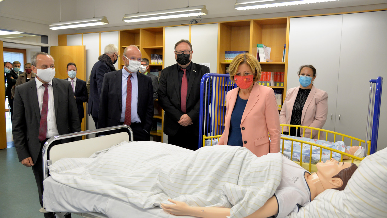 Ministerpräsidentin Malu Dreyer auf dem Medizincampus in Trier