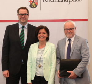 Ministerpräsidentin Malu Dreyer mit Demografieminister Alexander Schweitzer und Dr. Walter Ruhland; Bild: Sämmer / © Staatskanzlei