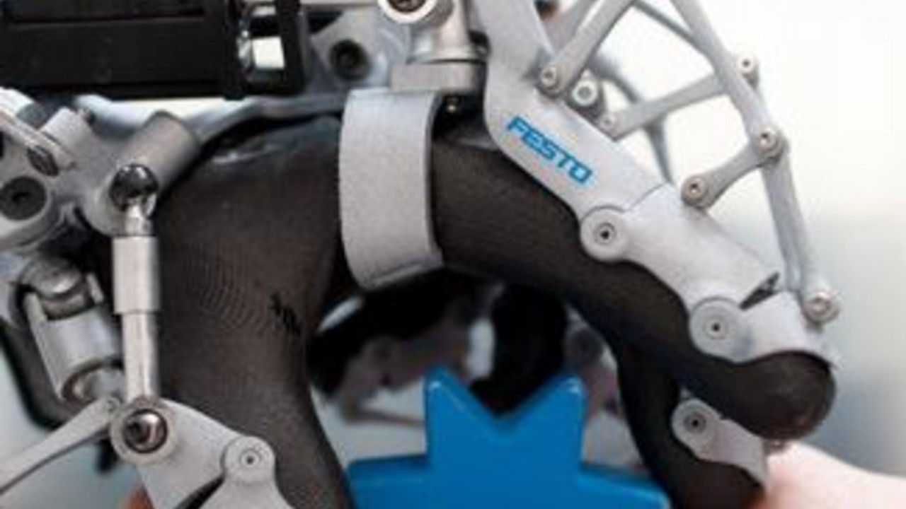 Roboterhand; Bild: rlp-Archiv, dpa