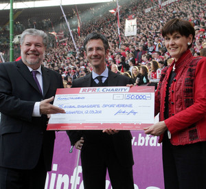 Spendenübergabe; Bild: RPR 1