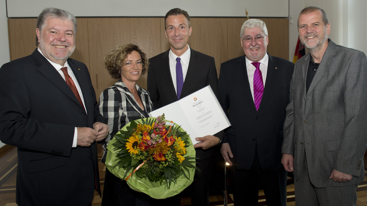 Ministerpräsident Kurt Beck, Iris Plöckes, Dr. Lars Brocker, Landtagspräsident Joachim Mertes und Justizminister Jochen Hartloff; Bilder: Peter Pulkowski / © Staatskanzlei