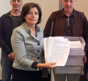 Vertreter des Zweckverbandes Tierkörperbeseitigung übergeben Malu Dreyer Unterschriften; Bild: Staatskanzlei