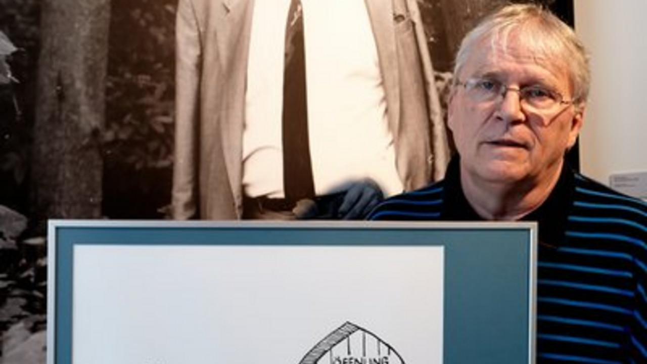Rudolph Rupperath, Geschäftsführer der Bürgerstiftung Unkel, zeigt eine der Karikaturen. Bild: dpa