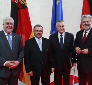 Landtagspräsident Mertes, Marschall Sebesta, der Sejmikvorsitzender von Oppeln, Wierdak und Ministerpräsident Beck (vlnr.); Bild: Melanie Bauer / © Staatskanzlei