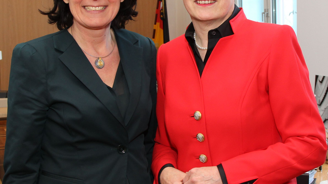 Ministerpräsidentin Malu Dreyer mit Beate Läsch-Weber, der Präsidentin des Sparkassenverbandes Rheinland-Pfalz; Bild: Stefan Sämmer / © Staatskanzlei