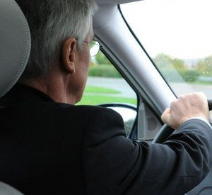 Regelmäßige Schulungen erhöhen die Sicherheit im Straßenverkehr; Bild: dpa