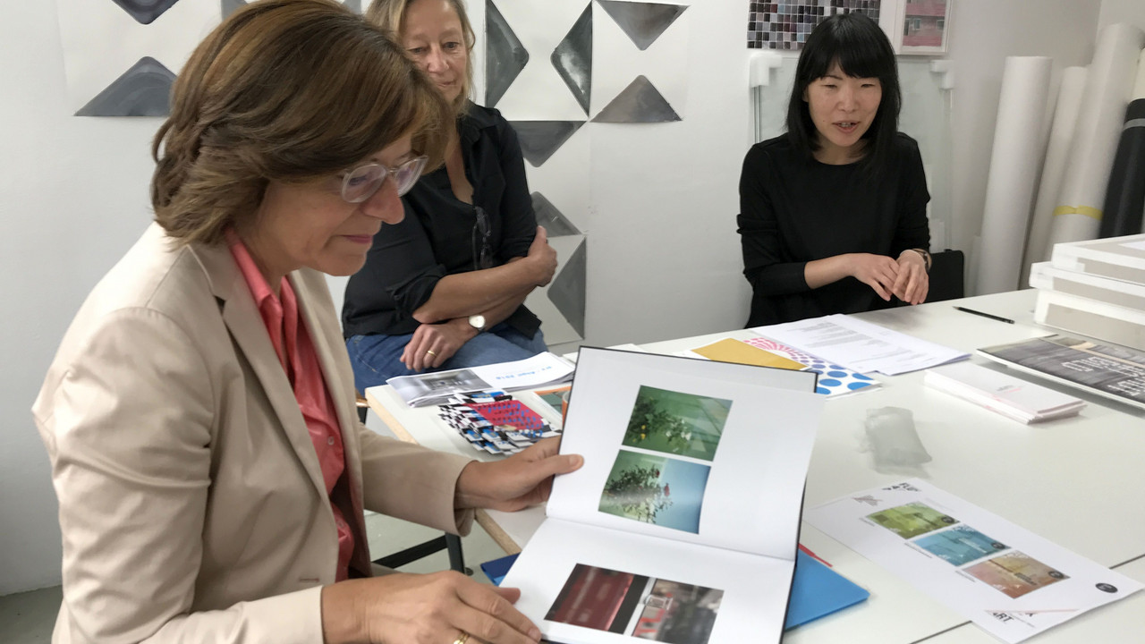 Im Atelier von Katja von Puttkamer zeigt Masami Hirohata, Teilnehmerin des Kunst-Mentoring-Projekts, der Ministerpräsidentin Teile ihrer Werke