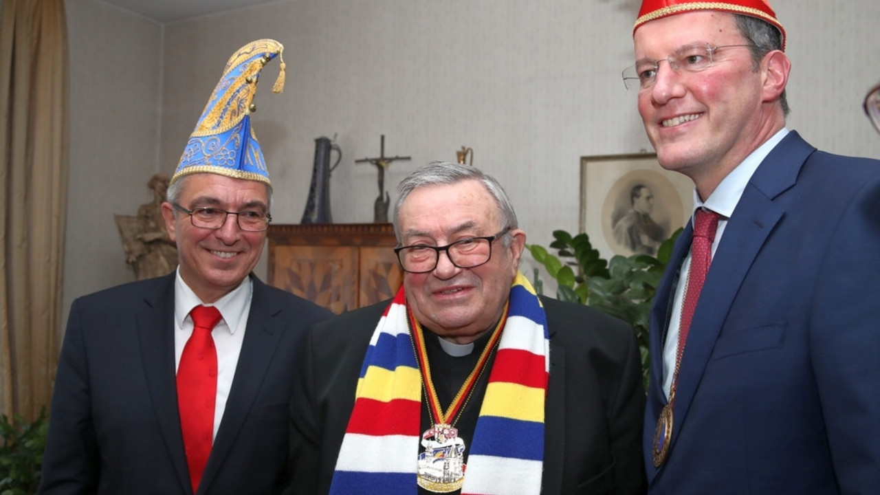 Kardinal Lehmann erhält den ersten Fastnachtsorden des Ministers