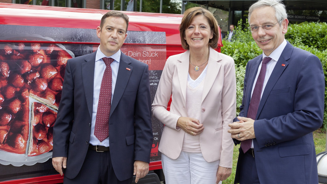 Ministerpräsidentin Malu Dreyer mit Francesco Grioli (l.), Landesbezirksleiter in Rheinland-Pfalz und dem Saarland, und Michael Vassiliadis, IG BCE-Vorsitzender.