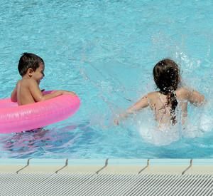 Kinder toben im Freibad; Bild: dpa