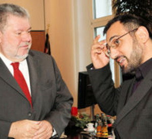 Ministerpräsident Kurt Beck und Louis Heller, stv. Betriebsratsvorsitzender von Coca-Cola Bendorf; Bild: Bauer