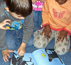Kinder beim Lesen; Bild: rlp-Archiv