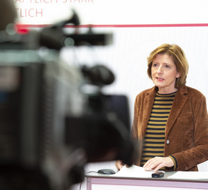 Ministerpräsidentin Malu Dreyer informiert auf einer Pressekonferenz über die Notwendigkeit eines Shutdowns bis hinein ins neue Jahr.