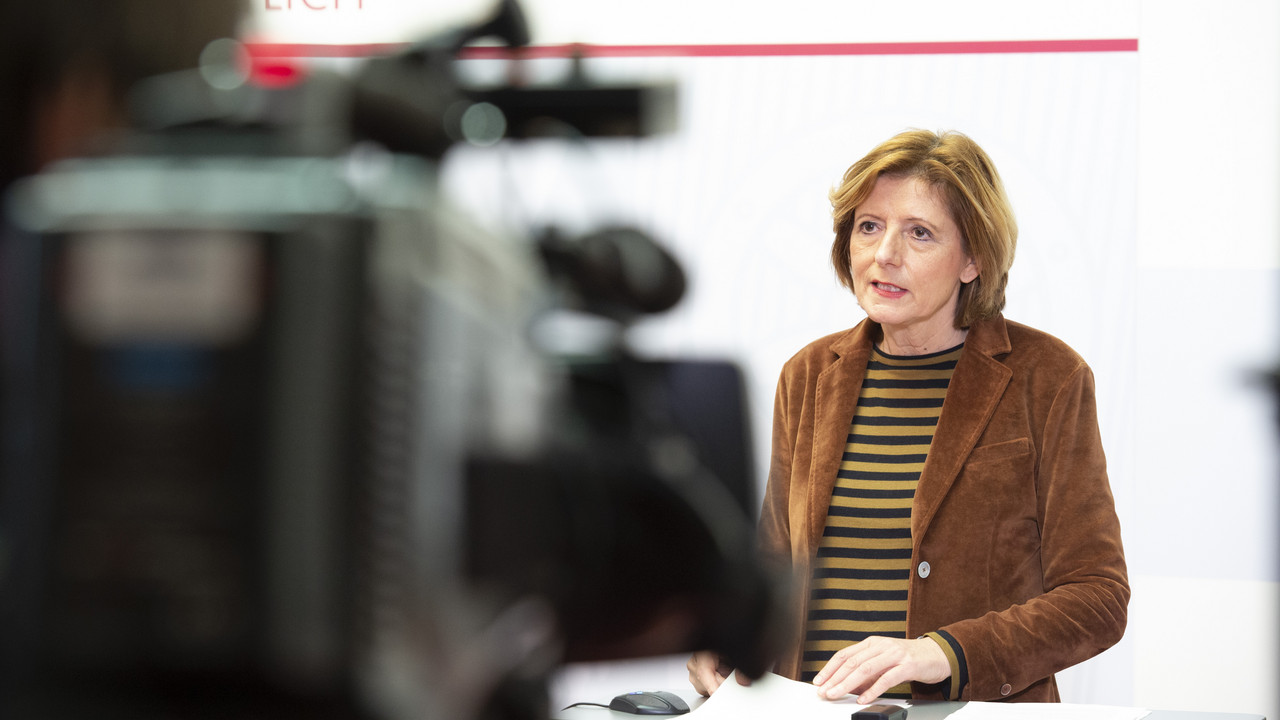 Ministerpräsidentin Malu Dreyer informiert auf einer Pressekonferenz über die Notwendigkeit eines Shutdowns bis hinein ins neue Jahr.