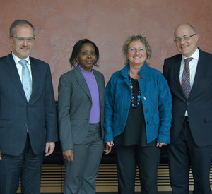 v.l.n.r.: Werner Keggenhoff, Präsident des Landesamtes für Soziales, Jugend und Versorgung, Christine Nkulikiyinka, Botschafterin Ruandas, Irene Alt, Jugendministerin, Pfarrer Albrecht Bähr, Vorsitzender des Landesjugendhilfeauschusses; Bild: lsjv.rlp.