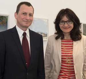 Die Chefin der Staatskanzlei, Staatssekretärin Jacqueline Kraege, mit dem belgischen Generalkonsul Nicolaas Buyck; Bild: Peter Pulkowski / © Staatskanzlei
