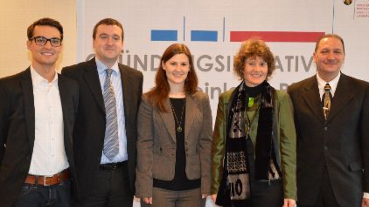 Wirtschaftsministerin Eveline Lemke (2. v. r.) mit Dr. Jürgen Petter, Luphos GmbH Mainz (1. v. r.), Claudia Wingerter, Kompetenzzentrum Innovation und marktorientierte Unternehmensführung, Hochschule Ludwigshafen (mitte) und den Entwicklern des Online-S