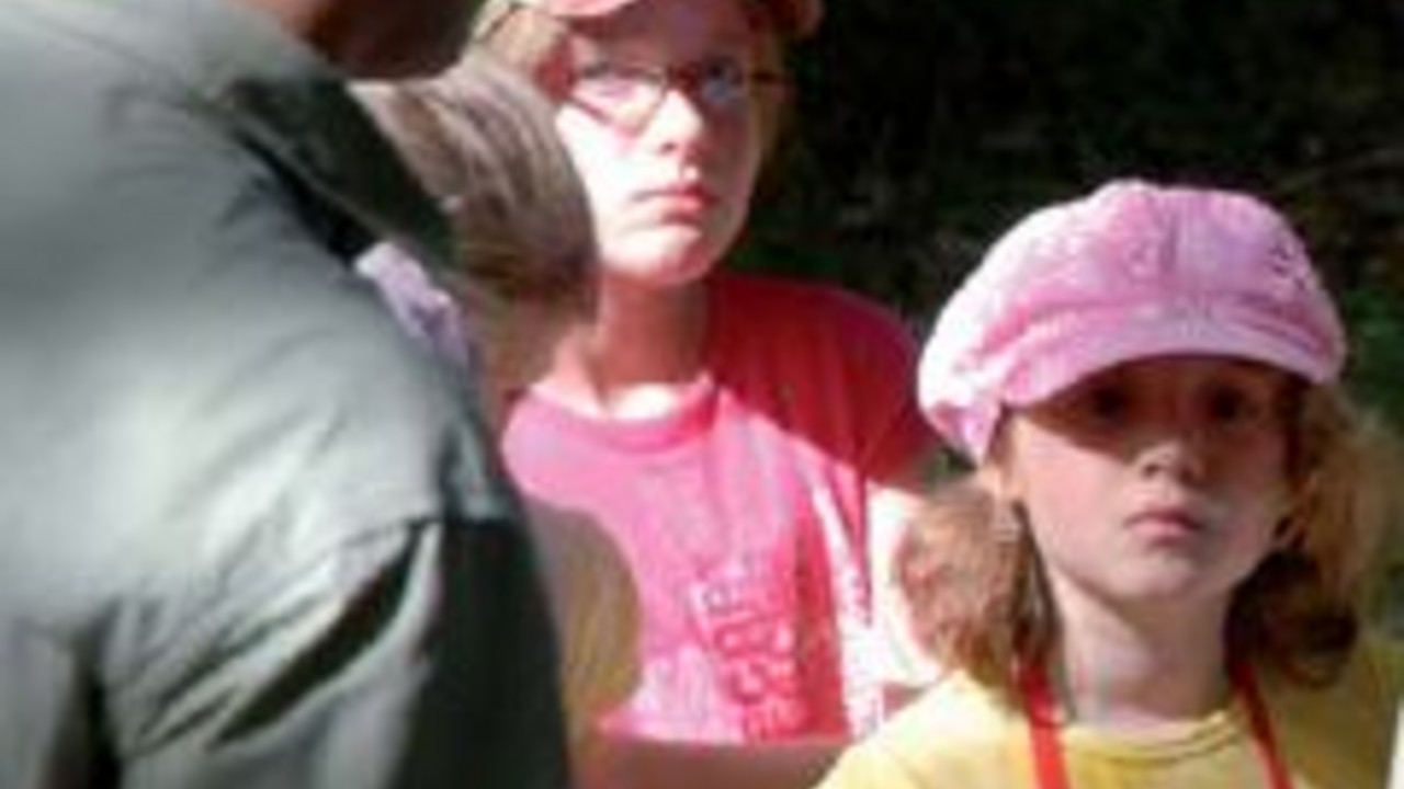 Waldpädagoge mit Kindern