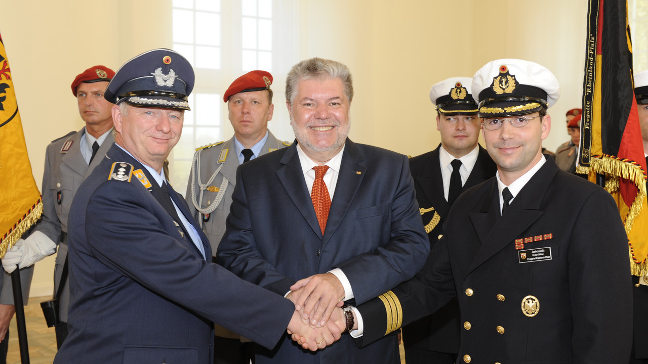 Verleihung des Fahnenbandes; Bild: Pulkowski