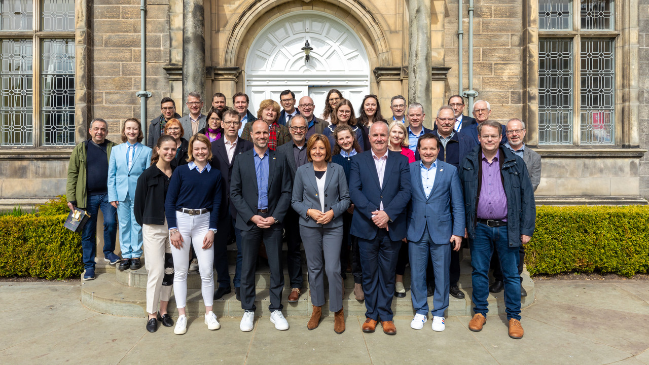 Malu Dreyer mit ihrer Delegation und Vertreter/innen der Universität St. Andrews.