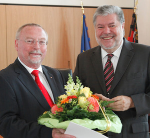 Beauftragter Siegfried Englert mit Beck, Bild: Bauer / © Staatskanzlei