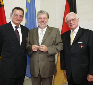 Beck überreicht das Bundesverdienstkreuz an Klaus-Jürgen Holzapfel und an Professor Walter Seybold-Epting; Bild:Thao Vu Minh
