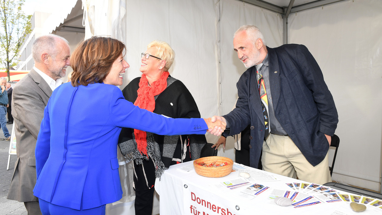 Ministerpräsidentin Malu Dreyer bei ihrem Rundgang über den Markt der Möglichkeiten