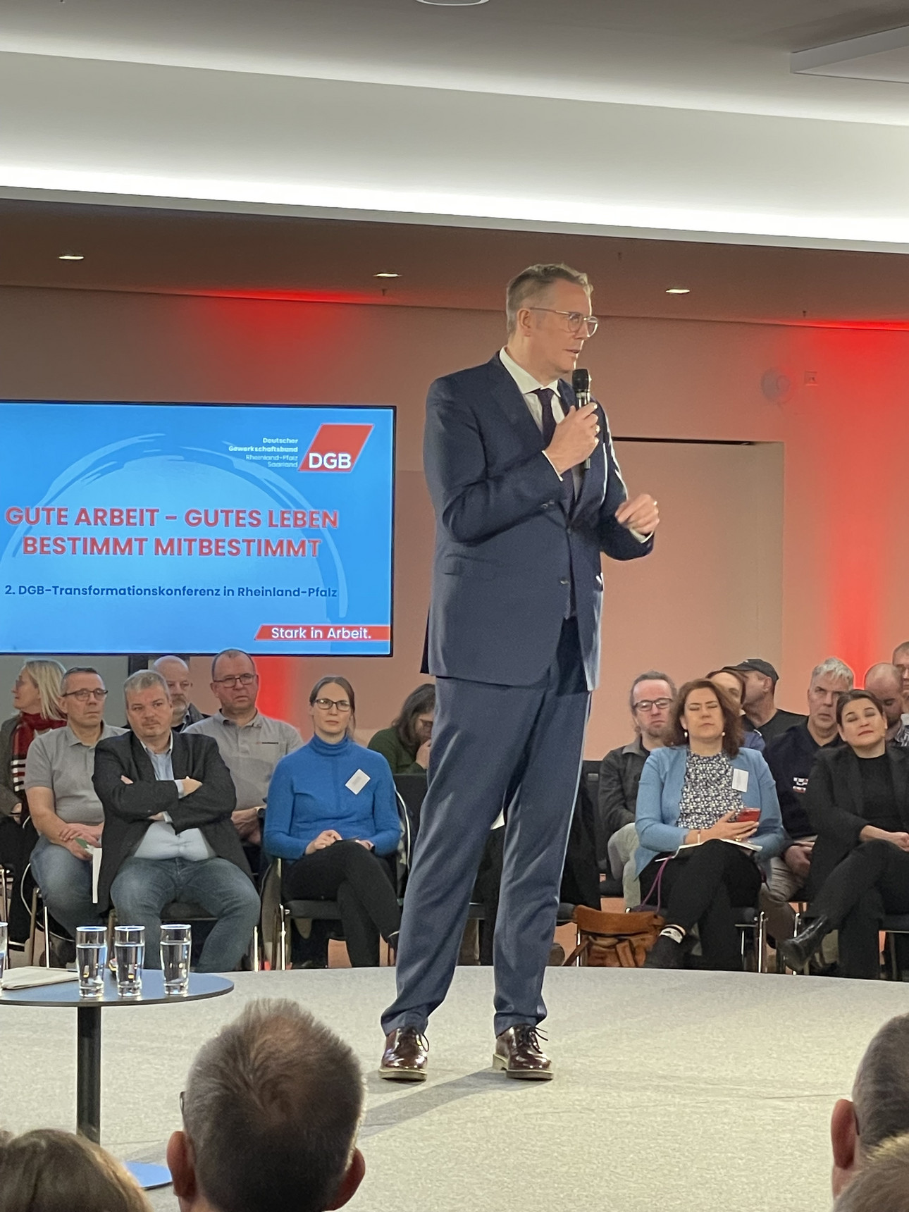 Ministerpräsident Alexander Schweitzer bei der 2. DGB Transformationskonferenz in Rheinland-Pfalz