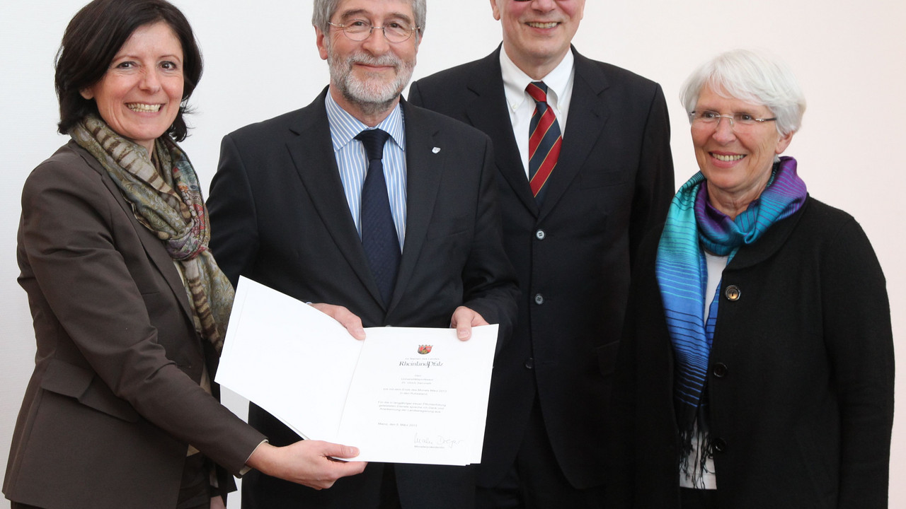 Ministerpräsidentin Dreyer hat Professor Dr. Sarcinelli im Beisein seiner Ehefrau und des Präsidenten der Universität Koblenz-Landau, Professor Dr. Heiligenthal, seine Ruhestandsurkunde überreicht; Bild: Stefan Sämmer / © Staatskanzlei