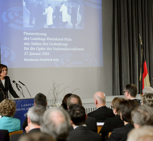 Ministerpräsidentin Malu Dreyer bei der Plenarsitzung des Landtags anlässlich des Gedenktages für die Opfer des Nationalsozialismus.