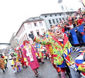 Rosenmontagsumzug in Mainz vor dem Theater