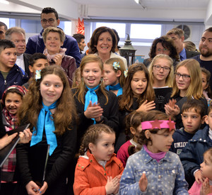 Ministerpräsidentin Malu Dreyer hat die Weihnachtsfeier der Notunterkunft Kastellaun besucht.