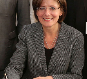 Ministerpräsidentin Malu Dreyer unterschreibt die gemeinsame Erklärung; Bild: Sell