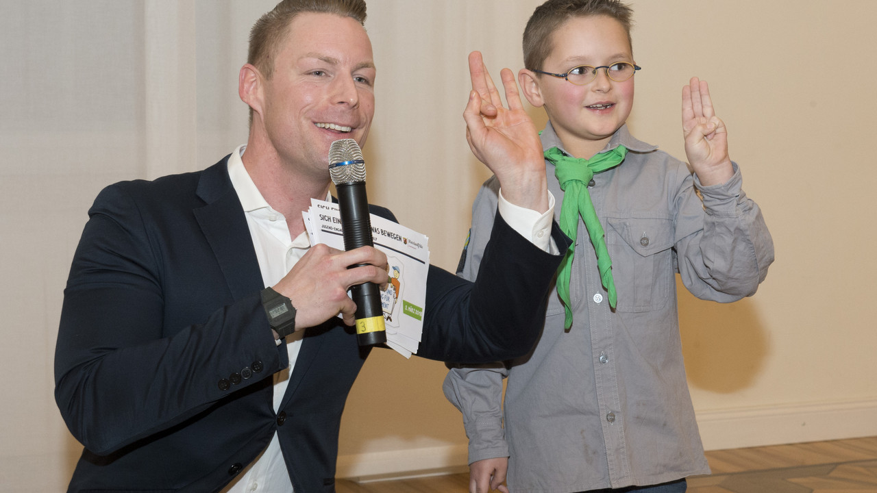 Jugend-Engagement-Wettbewerb, Moderator mit einem Preisträger