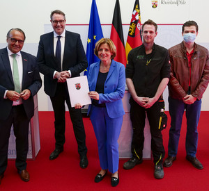 HwK-Hauptgeschäftsführer Ralf Hellrich, Arbeitsminister Alexander Schweitzer, Ministerpräsidentin Malu Dreyer, Dominik Tietz und Jan Wollenweber