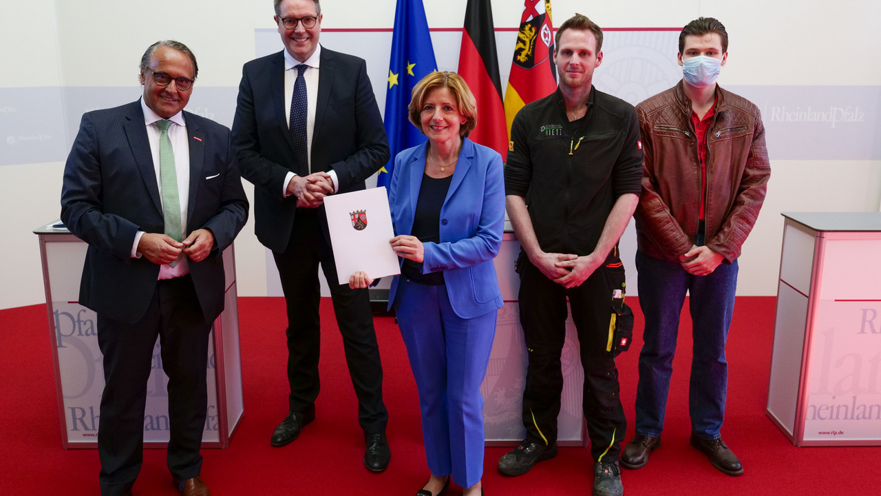 HwK-Hauptgeschäftsführer Ralf Hellrich, Arbeitsminister Alexander Schweitzer, Ministerpräsidentin Malu Dreyer, Dominik Tietz und Jan Wollenweber
