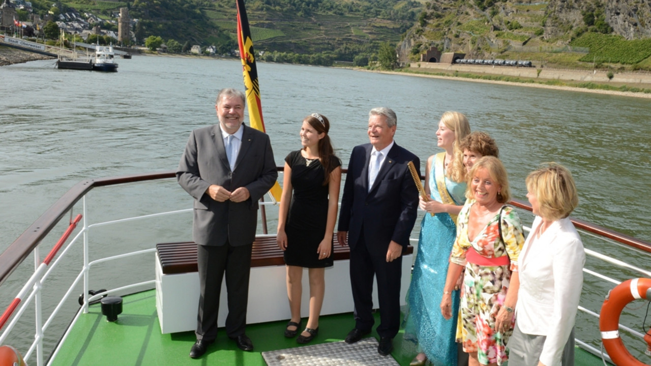 vl. Ministerpräsident Kurt Beck, Mittelrhein-Weinkönigin Ramona Kappus, Bundespräsident Joachim Gauck, Loreley Julia Hißnauer, Wirtschaftsministerin Eveline Lemke, Roswitha Beck, Daniela Schadt; Bild: Peter Pulkowski/Staatskanzlei
