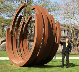 Bernar Venet mit seiner Stahlskulptur; Bild: Beier.