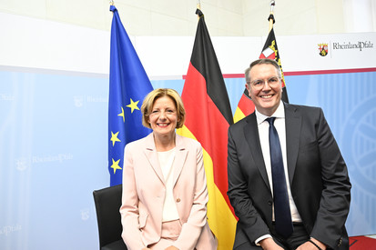 Ministerpräsident Alexander Schweitzer gratuliert Ministerpräsidentin a.D. Malu Dreyer zum 65. Geburtstag