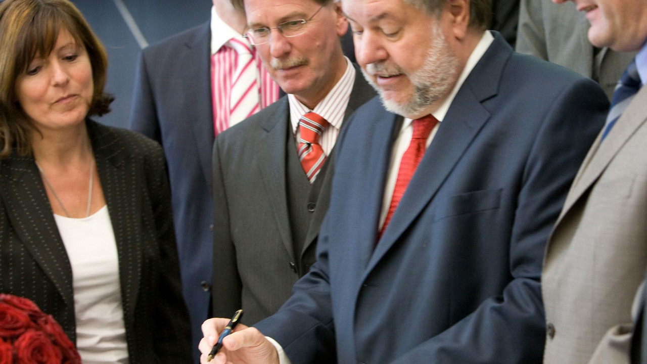 Beck unterzeichnet Vereinbarung; Bild: Pipprich