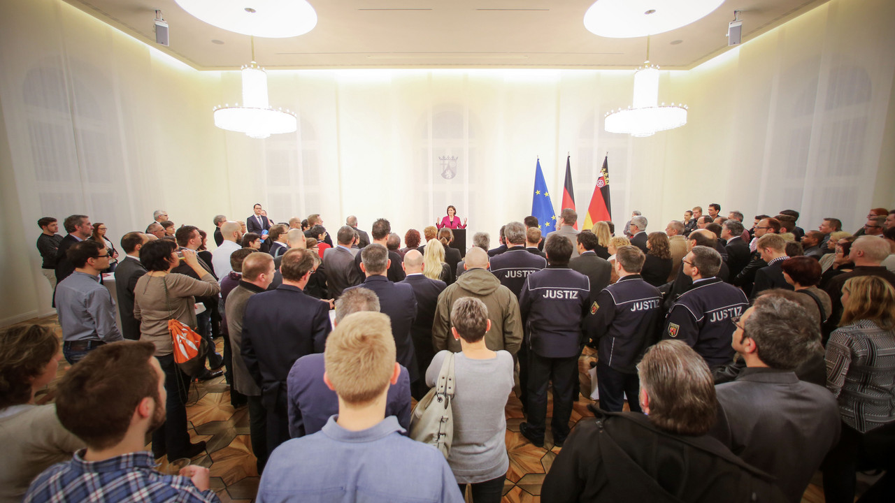 Ministerpräsidentin Malu Dreyer hat Landesbedienstete, die sich in der Flüchtlingshilfe engagieren, in die Staatskanzlei eingeladen