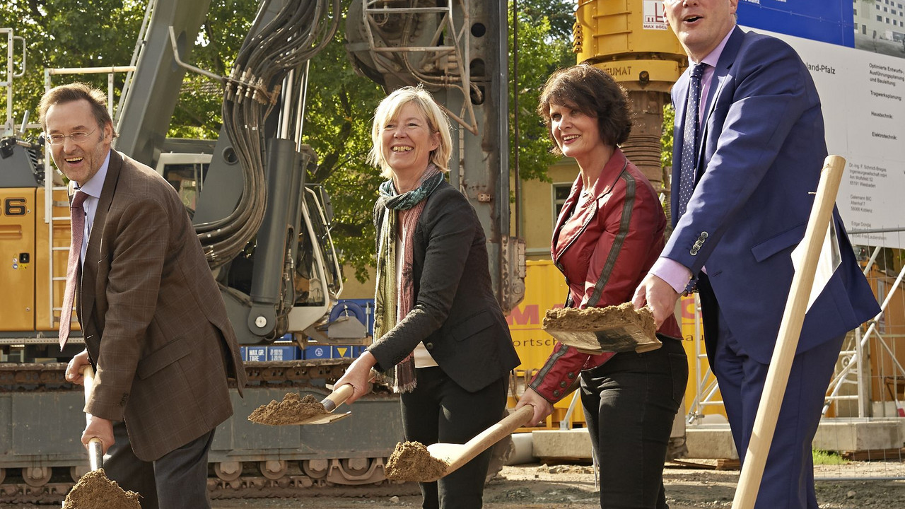 Generaldirektor des RGZM Falko Daim, Finanzministerin Doris Ahnen, Bildungsministerin Vera Reiß und Oberbürgermeister der Stadt Mainz, Michael Ebling (v.l.n.r.) beim Spatenstich für das Archäologische Zentrum Mainz.